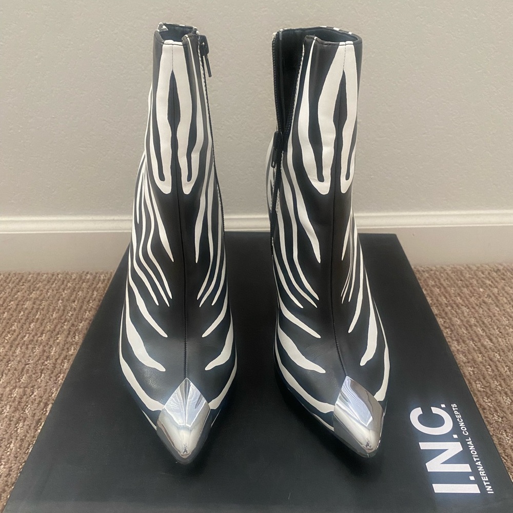 Ladies zebra print ankle boots. Size 9.